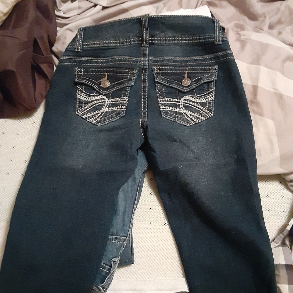Pair of no boundaries capris